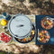 Uno Casa Camping Dutch Oven Set aus Gusseisen - 5,7 L Vorbehandelter Camping Dutch-Oven Feuertopf mit Deckel - Deckel als Gusseisenpfanne Verwendbar - Deckelheber und Tragetasche inklusive