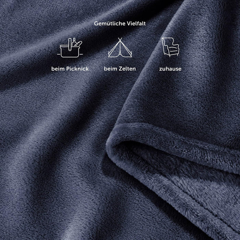 Blumtal Kuscheldecke aus Fleece - hochwertige Decke, Oeko-TEX® Zertifiziert in 130 x 150 cm, Kuscheldecke flauschig als Sofadecke, Tagesdecke oder Winterdecke, Dark Ocean Blue - blau