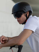 Westt Skaterhelm Herren Damen E-Scooter BMX Skate Skateboard E-Bike Inlineskate Helm Fahrradhelm mit Sonnenvisier, matt schwarz, Gr. S/M (55-58 cm)