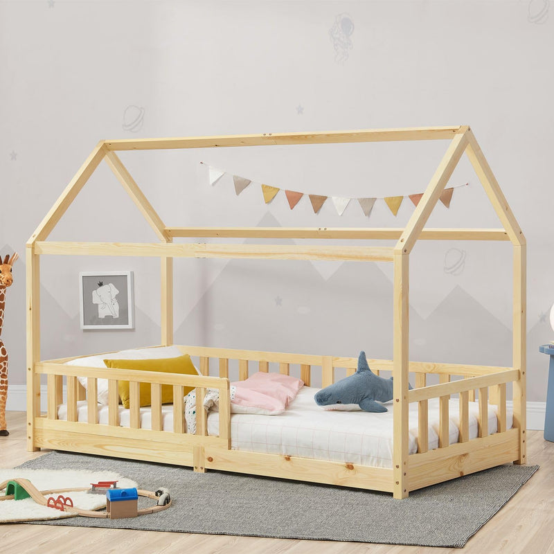 Juskys Kinderbett Marli 90 x 200 cm mit Matratze, Rausfallschutz, Lattenrost & Dach - Massivholz Hausbett für Kinder - Bett in Natur