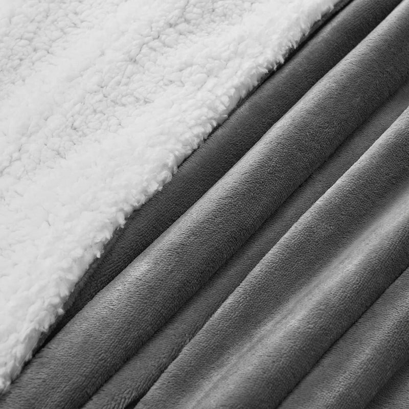 Juskys Fleecedecke 150x200 cm mit Sherpa - flauschig, warm, waschbar - Decke für Bett und Couch - Tagesdecke, Kuscheldecke Dunkelgrau