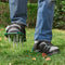 Juskys Rasenlüfter Schuhe mit Stahlnadeln & Riemen - Rasen lüften - Universalgröße, platzsparend - Nagelschuhe als Rasenbelüfter, Aerifizierer